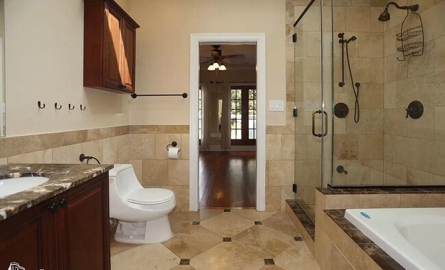 Master bathroom w/ Skylight - 2039 W Homer St