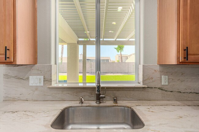 Building Photo - Anthem Highlands home with energy saving u...