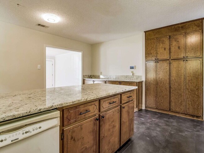 Building Photo - Cozy 2 Bedroom House with Large Yard in Pe...