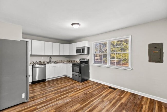 Building Photo - Newly Remodeled Hubert Home