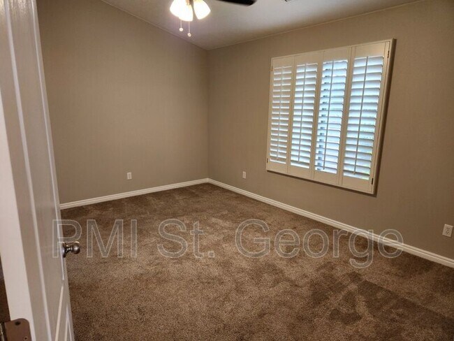 Building Photo - 545 S Valley View Dr