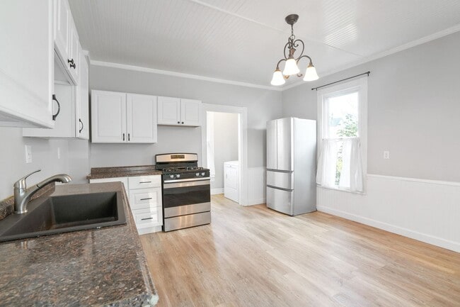 Building Photo - 4 BED/1 BATH IN NEWARK