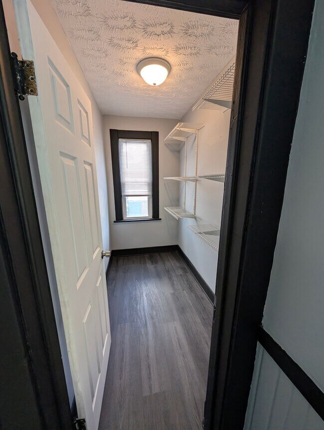 Building Photo - 1431 Rowley Ave