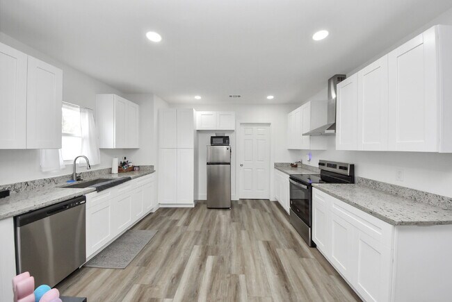 Building Photo - Historic Houston Charm with Modern Comfort Built In