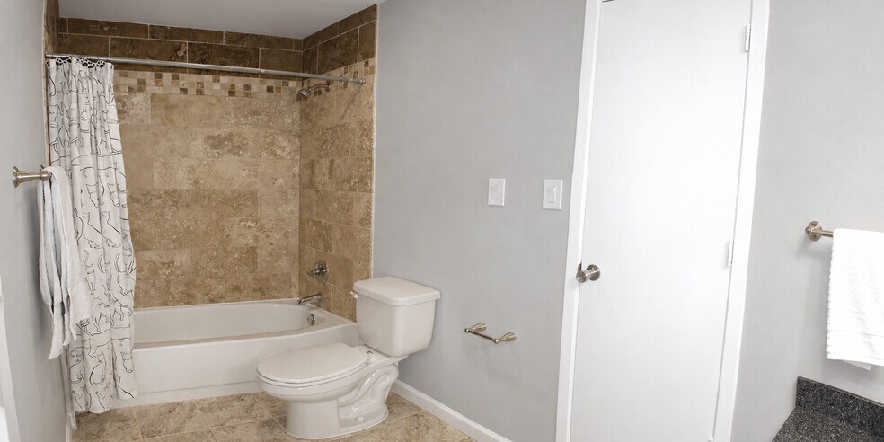 En-suite bathroom - 6723 Eastridge Dr