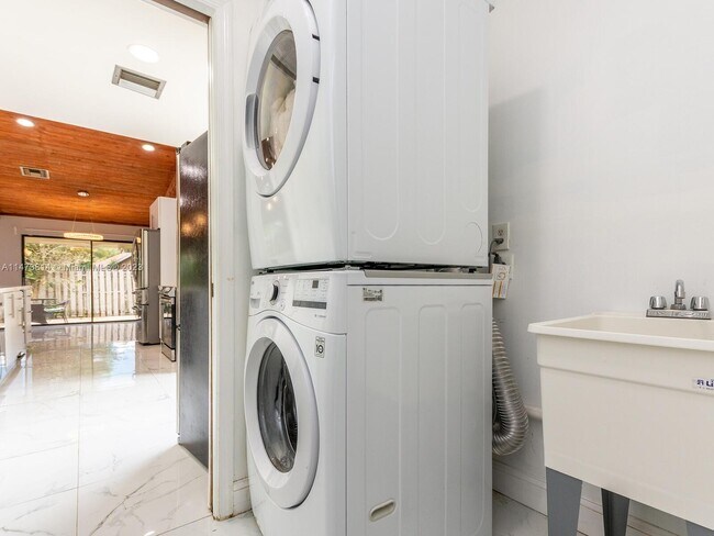 Building Photo - 741 E Plantation Cir