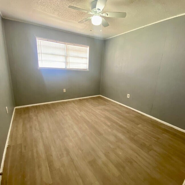 Building Photo - $0 First Month's Rent / $0 Deposit at Move-in