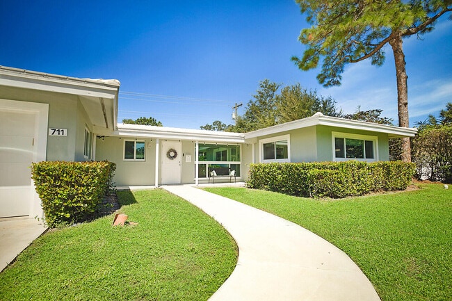 Building Photo - 711 NW 7th Dr