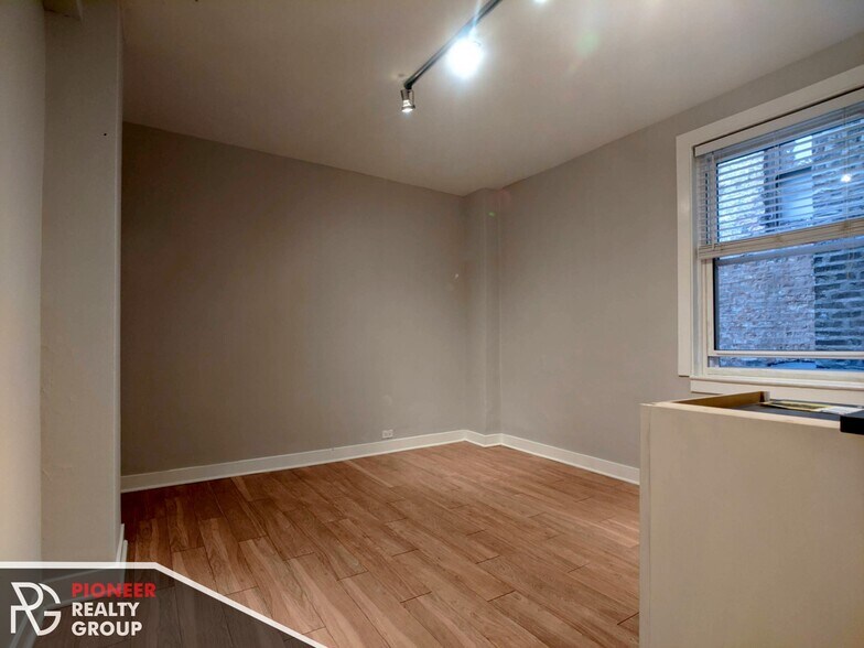 Building Photo - 517 W Belmont Ave