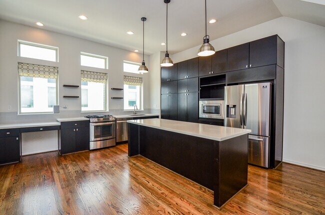 Building Photo - 1310 Delano St