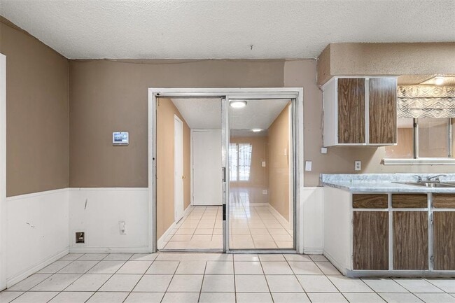 Building Photo - 9407 N Creek Dr