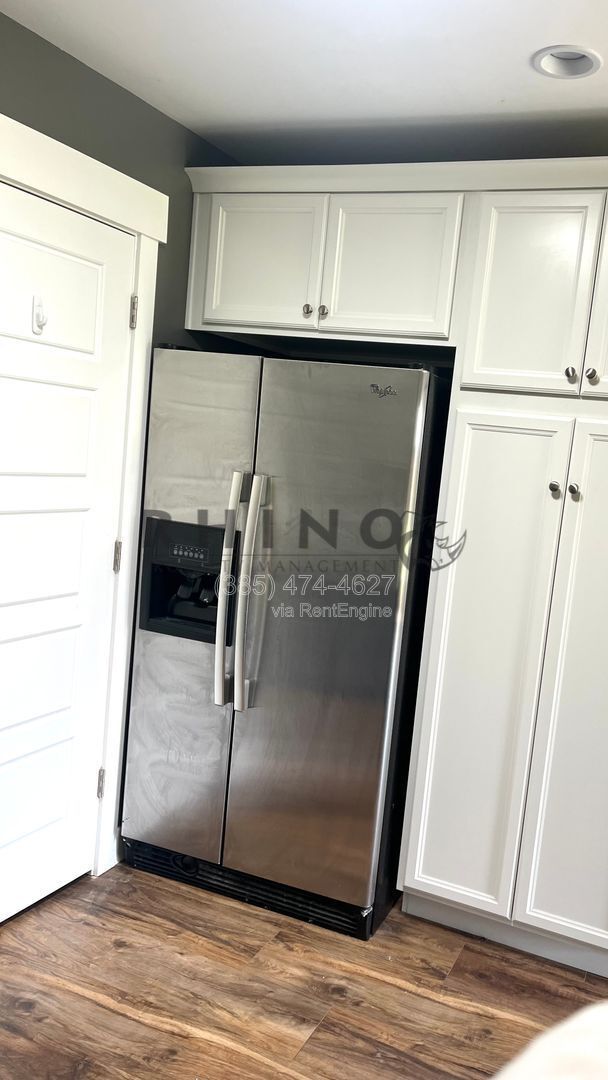 Building Photo - 578 Dexter St W