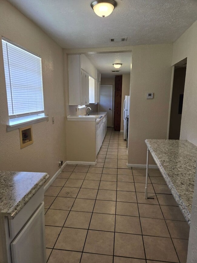 Building Photo - 612 Sunset Ln