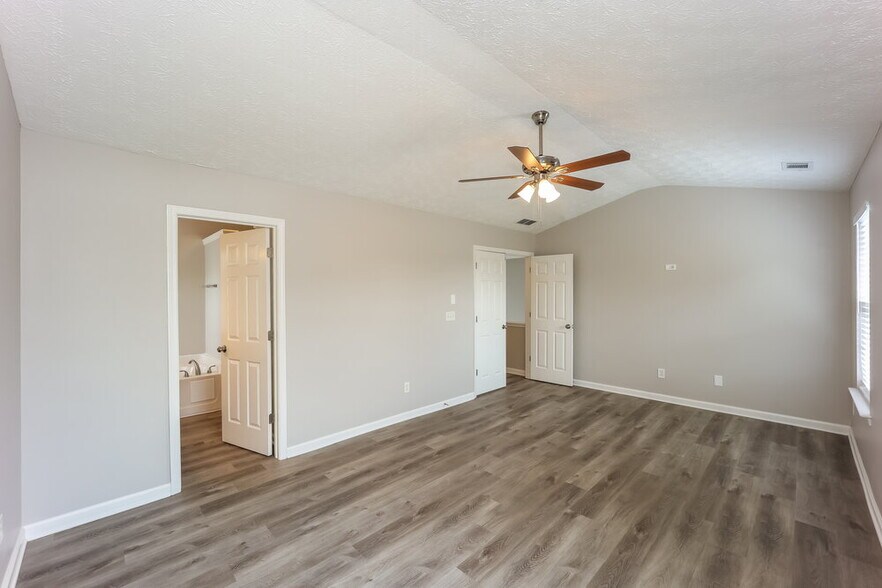 Building Photo - 7565 Woodbine Pl