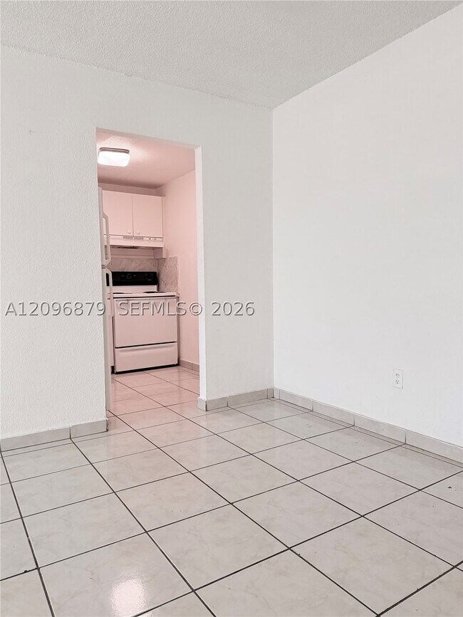 Building Photo - 606 W 81st St