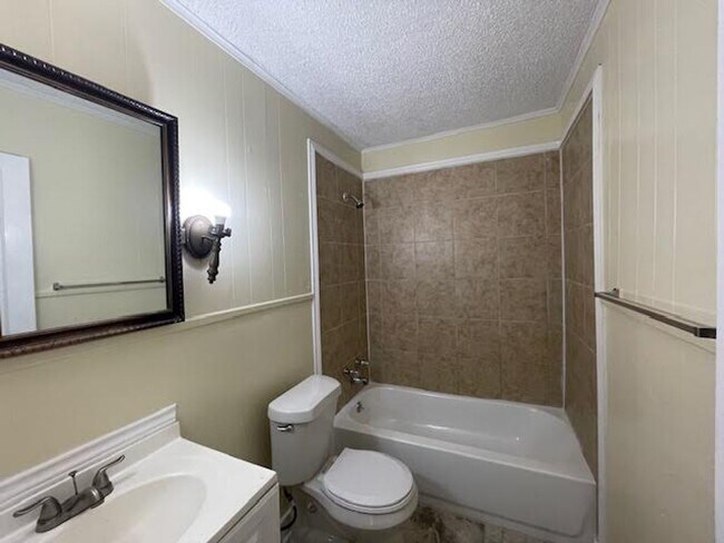 Building Photo - 2005 N 39th A St