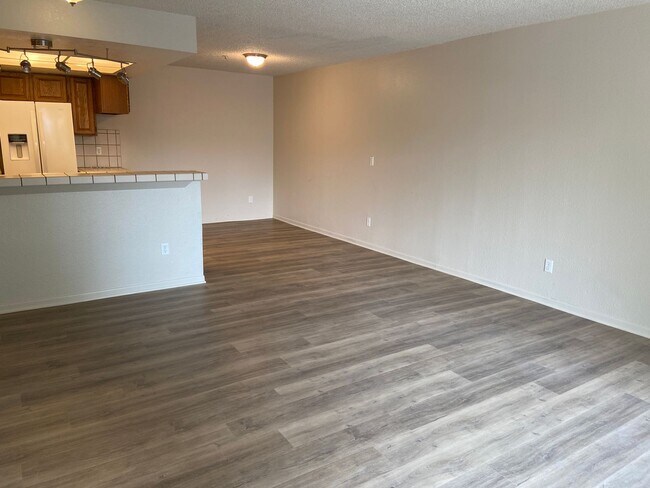 Building Photo - Spacious Condo - Fantastic Location