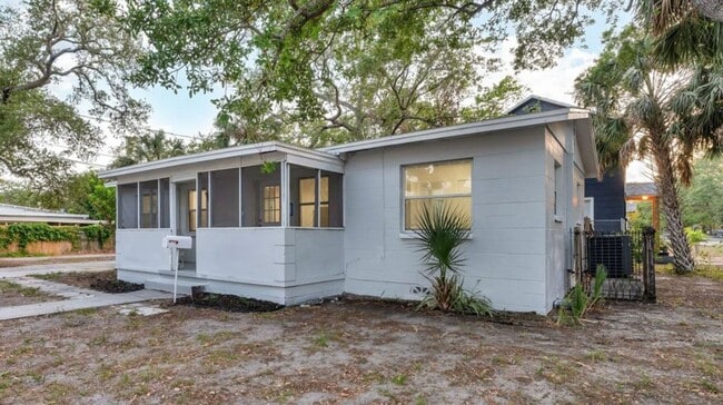 Building Photo - 4/2 ST Pete Home Available Now