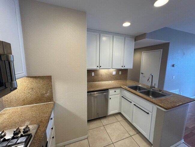 Building Photo - Sleek 2-Bed with a Den/Office + Flex Corner Condo with Attached Tandem Garage