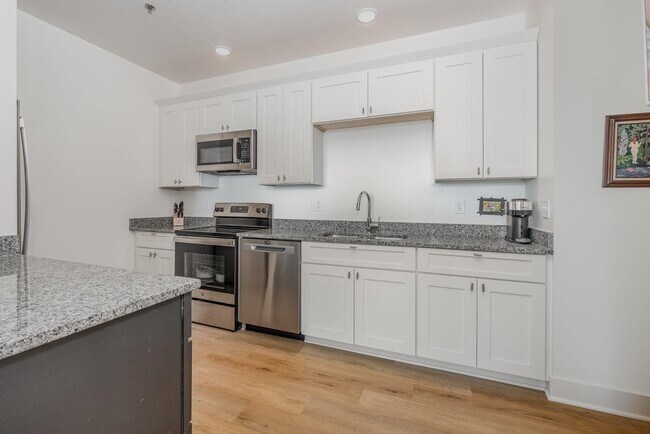 Building Photo - 301 N Mulberry St