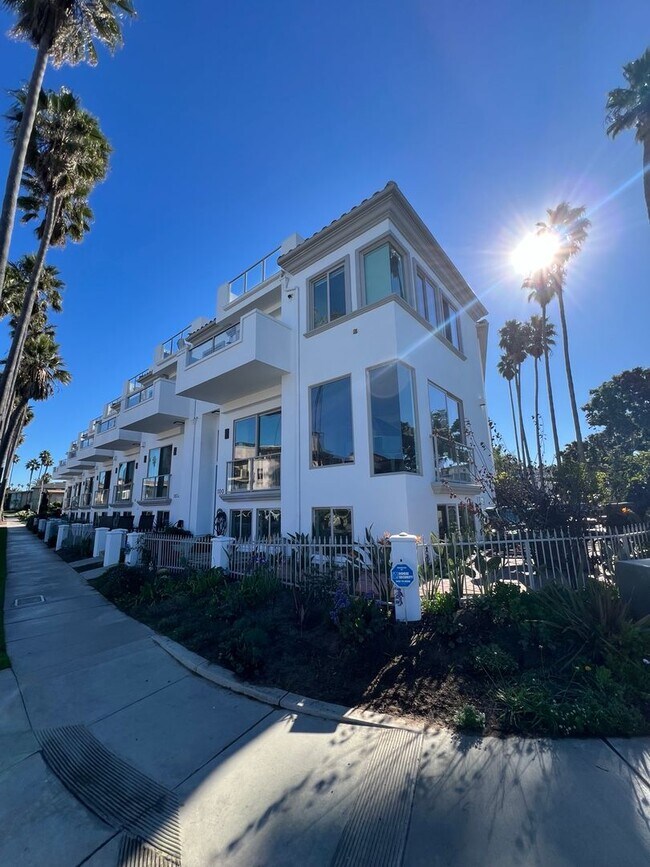 Building Photo - #110: WHITE HOUSE - UNOFFICIAL (JEFF GINSBURG ROOMMATES)