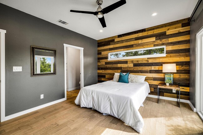 Building Photo - 1417 E Crockett St