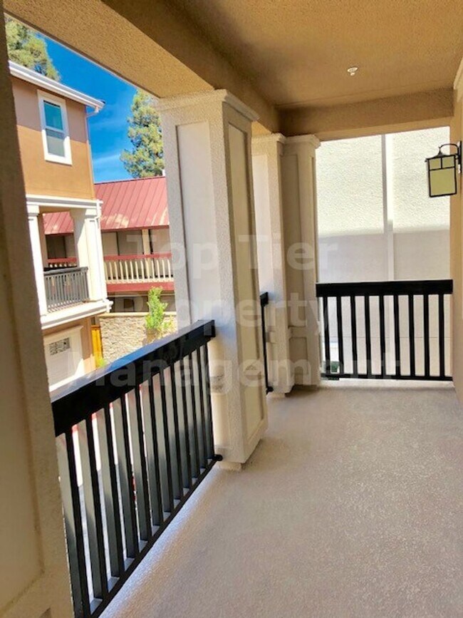 Building Photo - Beautiful tri-level 3 Bd/2.5 Ba, 2000 sf single-family house in Pleasant Hill available for lease...