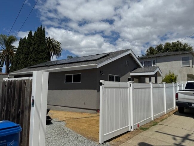 Building Photo - Modern-Brand New back house