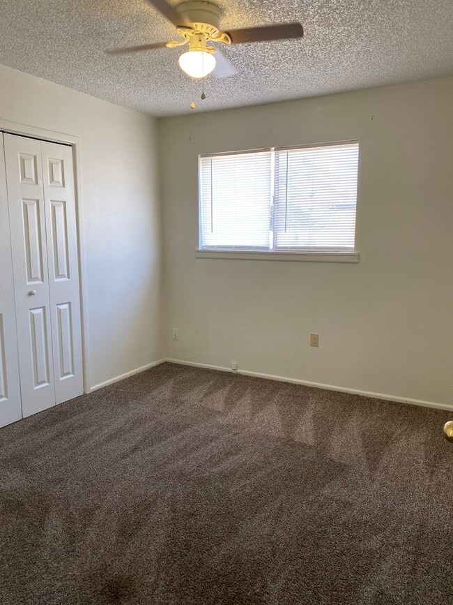 Building Photo - Great Starter Home
