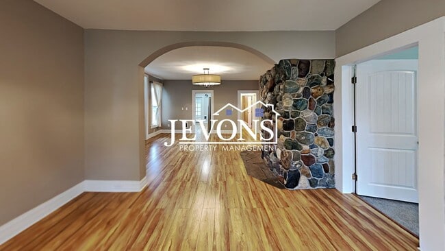Building Photo - Charming 3-bedroom home with fenced backya...