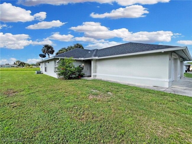 Building Photo - 201 Schoolside Dr