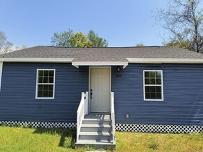 Building Photo - Newly Remodeled 2 Bedroom 1 1/2 Bath Home