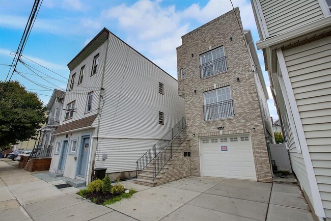 Building Photo - 16 Grant Ave