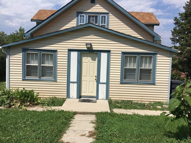 Building Photo - 1001 Silverleaf Ave