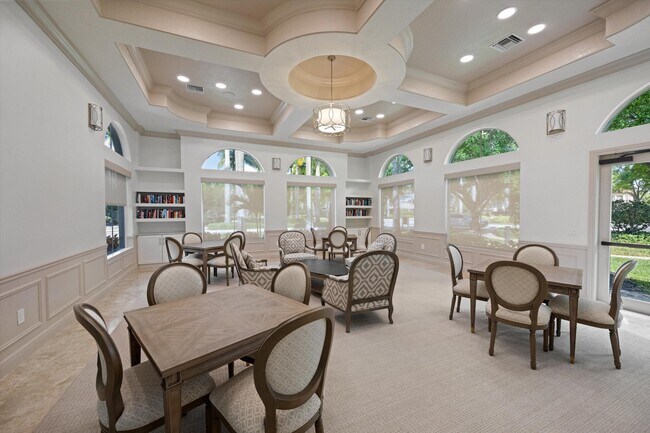 Building Photo - 10771 Versailles Blvd