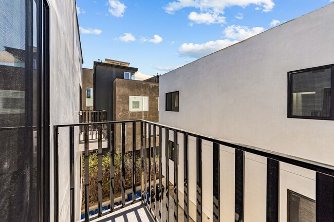 Building Photo - 1376 Edgecliffe Dr