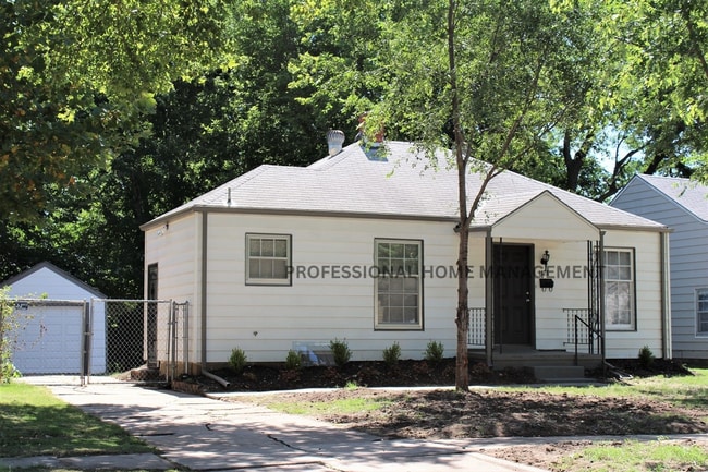 Primary Photo - Updated 3 bed / 2 bath house With Exceptio...
