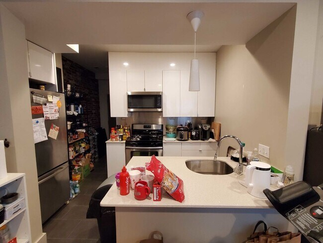 Building Photo - Nicely renovated 5 bed townhouse with all the extras!