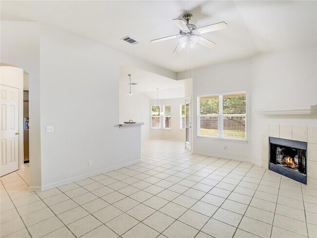 Building Photo - 305 Dana Dr