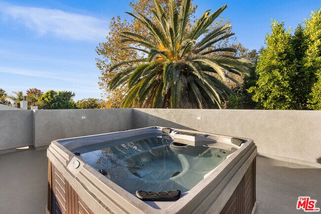 Building Photo - 4806 Sylmar Ave