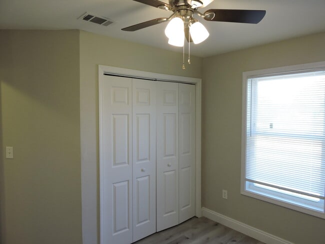 Building Photo - 125 Louise Dr