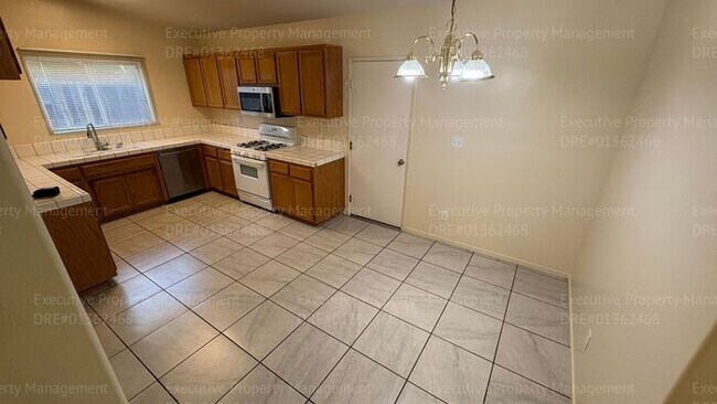 Building Photo - 4 bedroom 2 bathroom split wing home in North Bakersfield