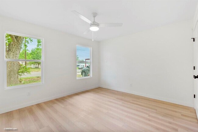 Building Photo - 381 Perryman St