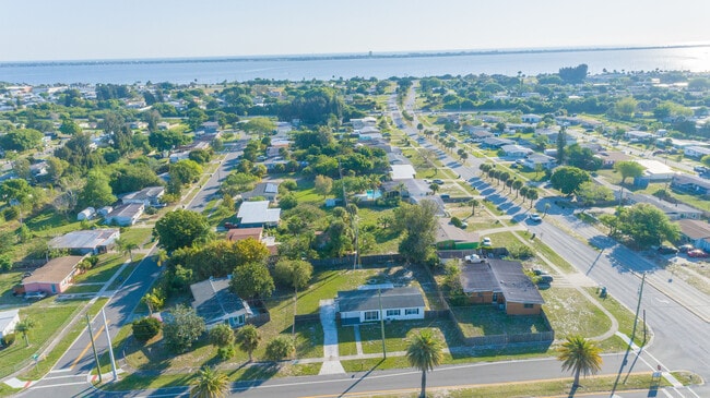 Building Photo - 1011 Bianca Dr NE