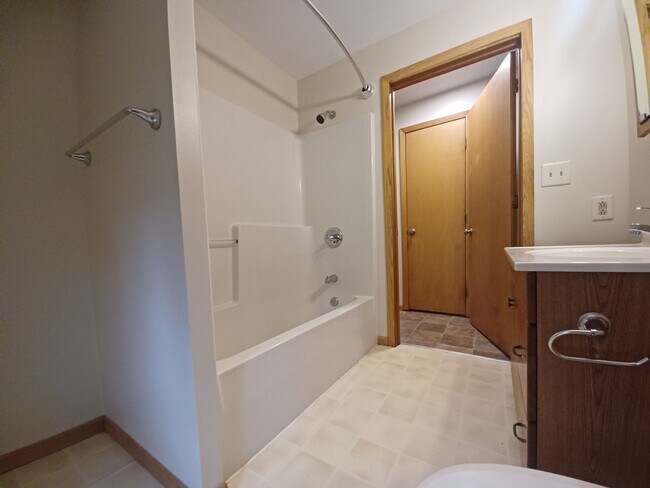 Building Photo - 409 Fairview Ave N