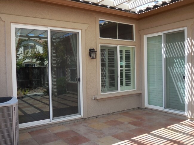 Building Photo - Spacious Single Story Home in Springlake!