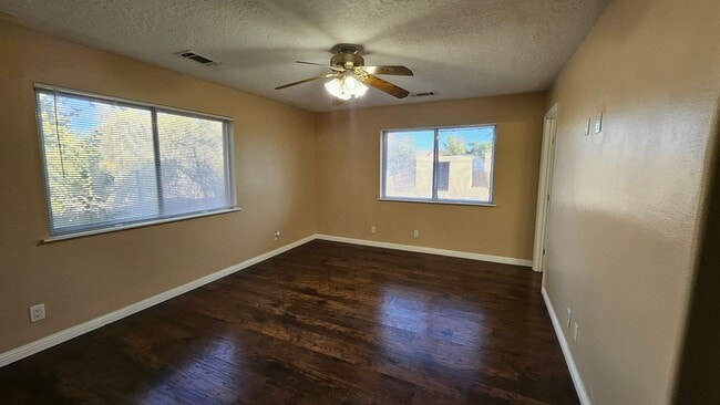 Building Photo - 3 Bed 2 Bath