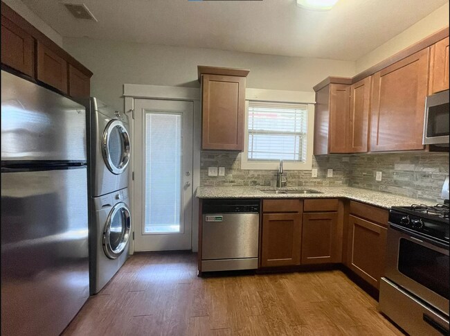 Building Photo - Spacious 4X2 North Loop Duplex