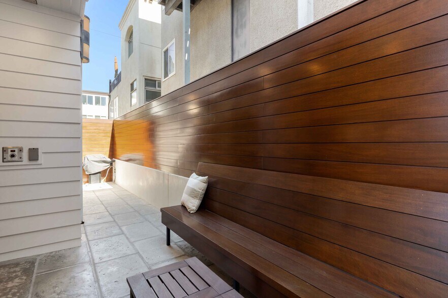 Building Photo - 716 Manhattan Ave