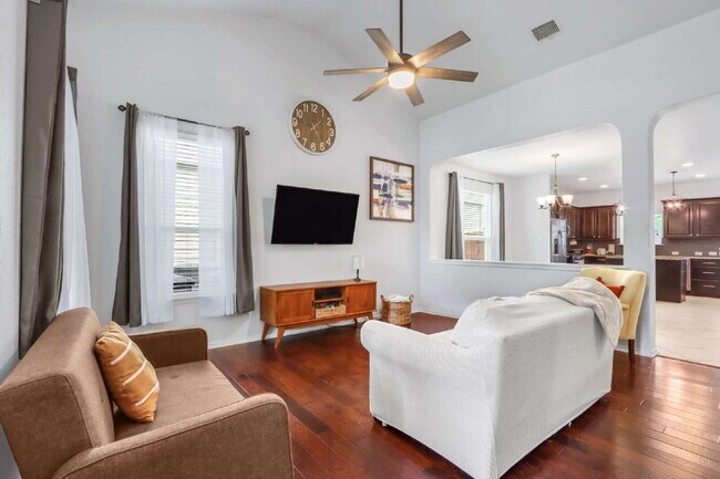 Building Photo - "Charming 3-Bed Oasis with 2.5 Baths in Sa...